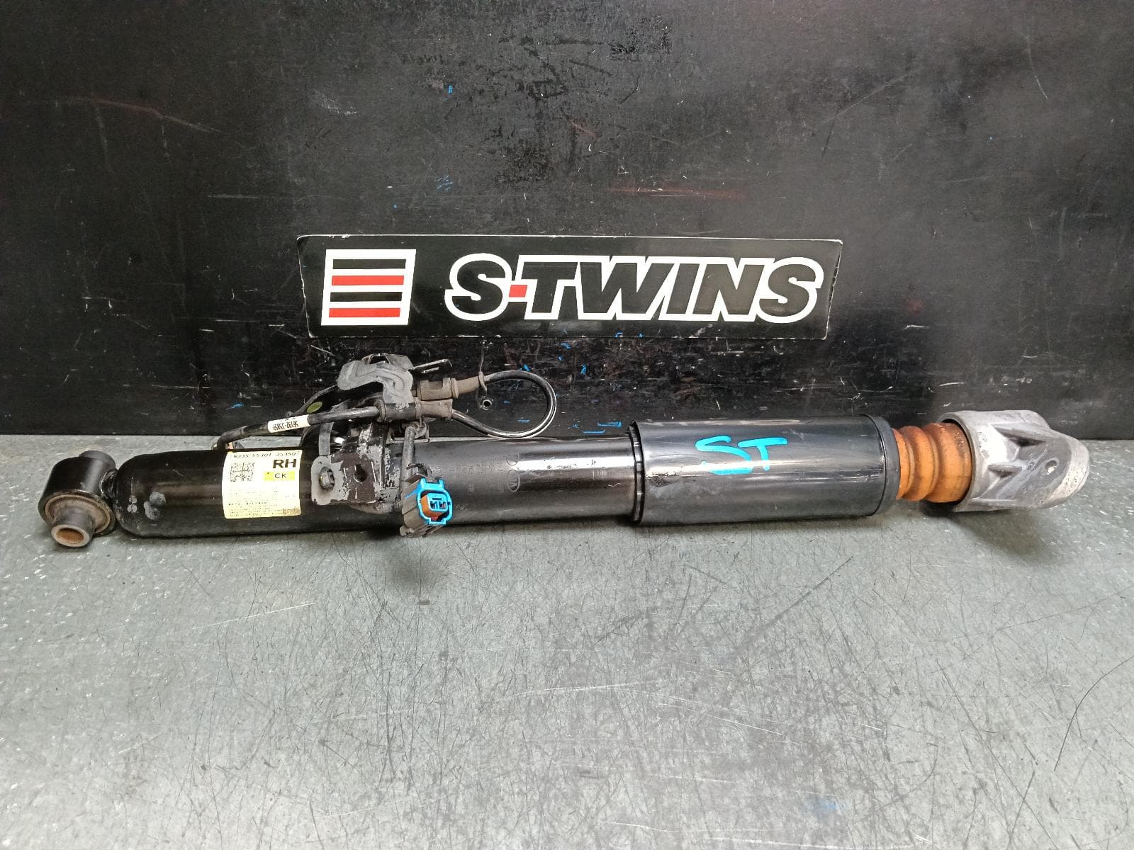 Used auto part listing image: 2018 KIA STINGER SHOCK ABSORBER RH REAR, ELECTRIC ADJUST TYPE, CK, 06/17-04/23 0000392126