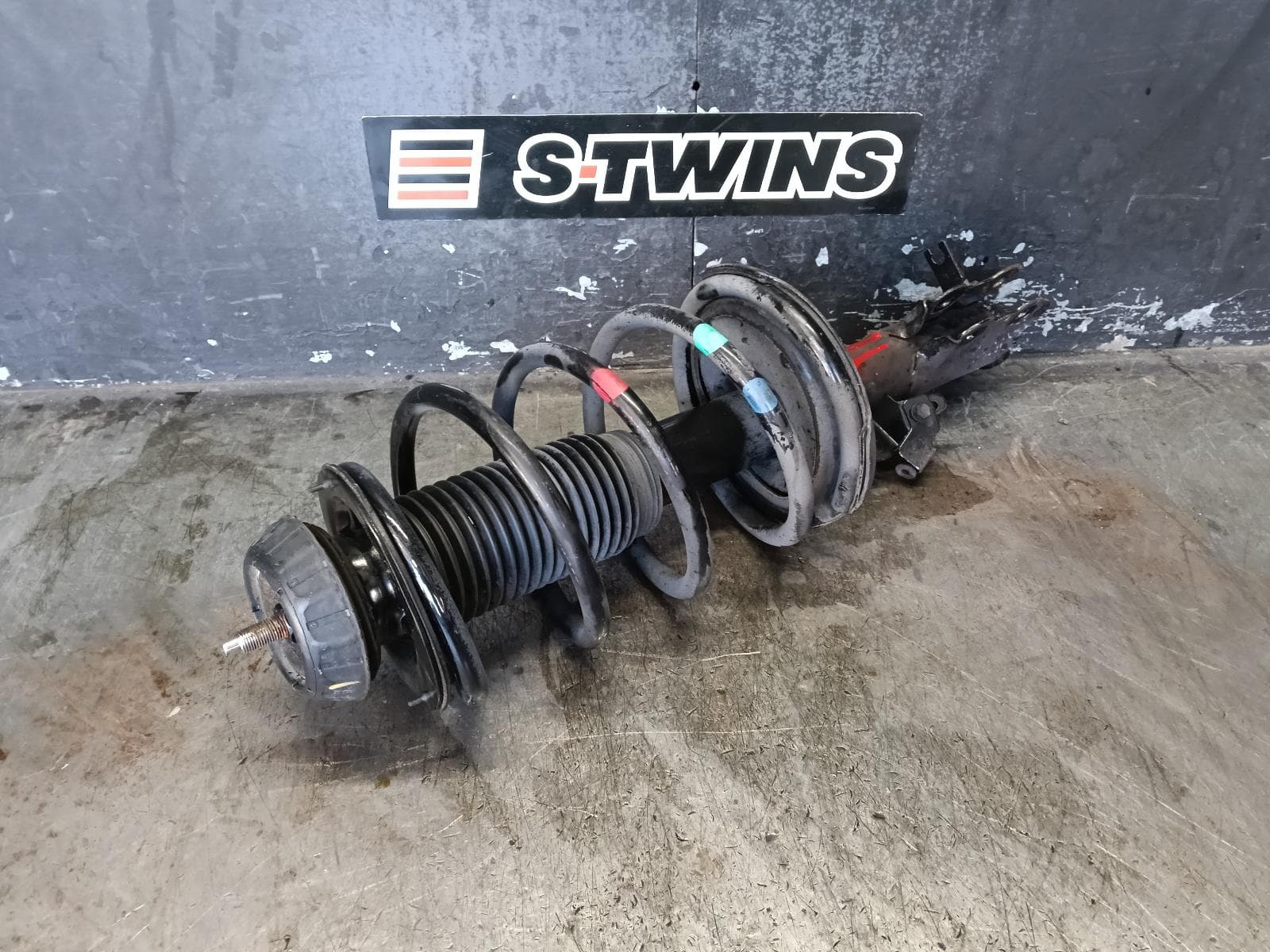 Used auto part listing image: 2011 HYUNDAI I20 LEFT FRONT STRUT PB, AUTO T/M, 04/10-03/12 0000393395