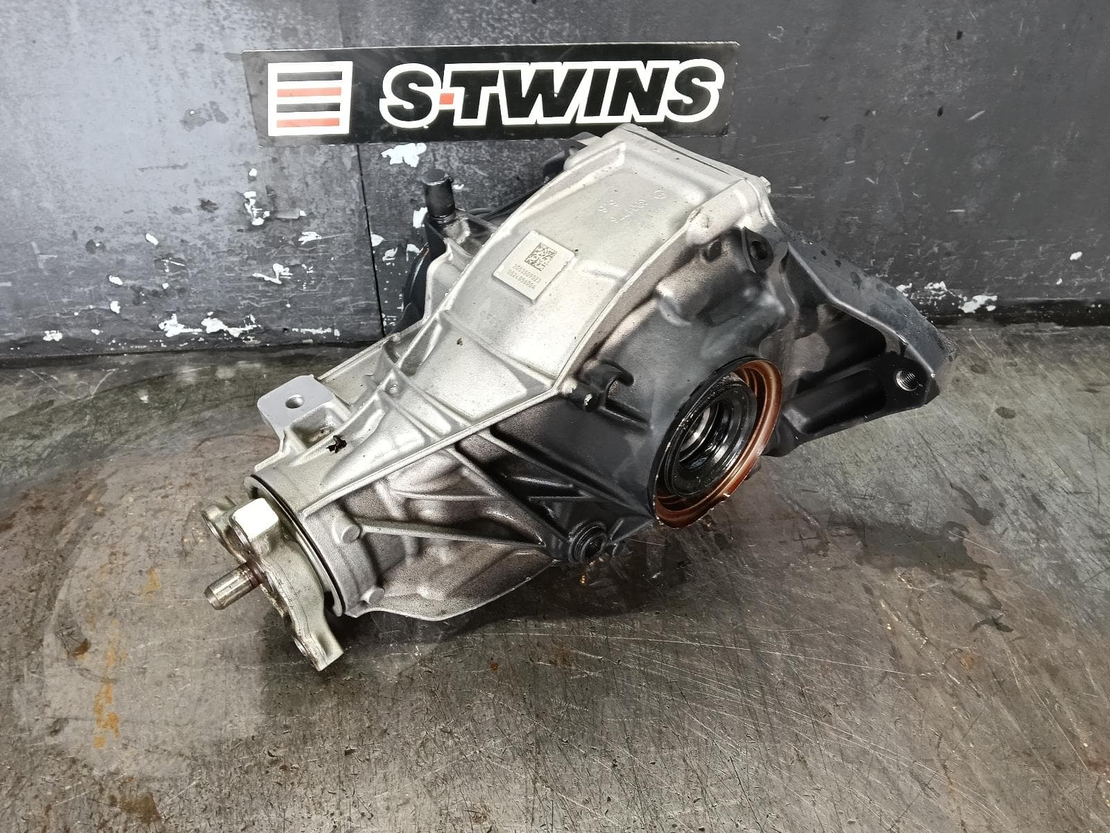 Used auto part listing image: 2017 MERCEDES C CLASS DIFFERENTIAL CENTRE REAR, W205/S205/A205/C205, C200/C200BD/C250, 3.066 RATIO, 06/14-07/23 0000401648