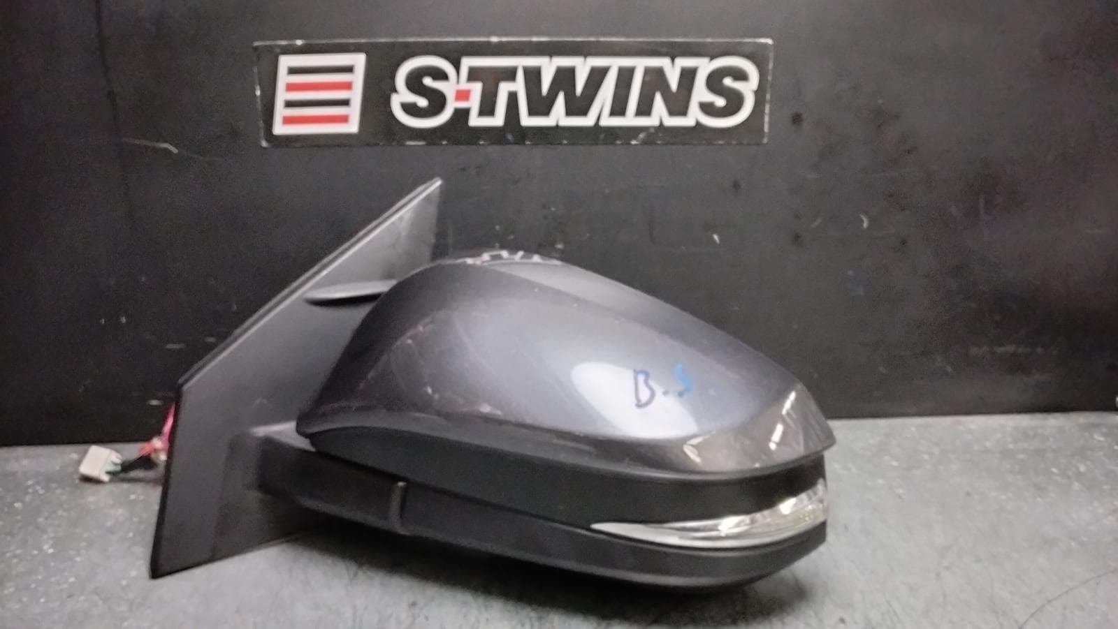 Used auto part listing image: 2015 TOYOTA RAV4 LEFT DOOR MIRROR XA40/ZSA42R, POWER FOLD, W/ BLINDSPOT TYPE, 12/12-12/18 0000383124