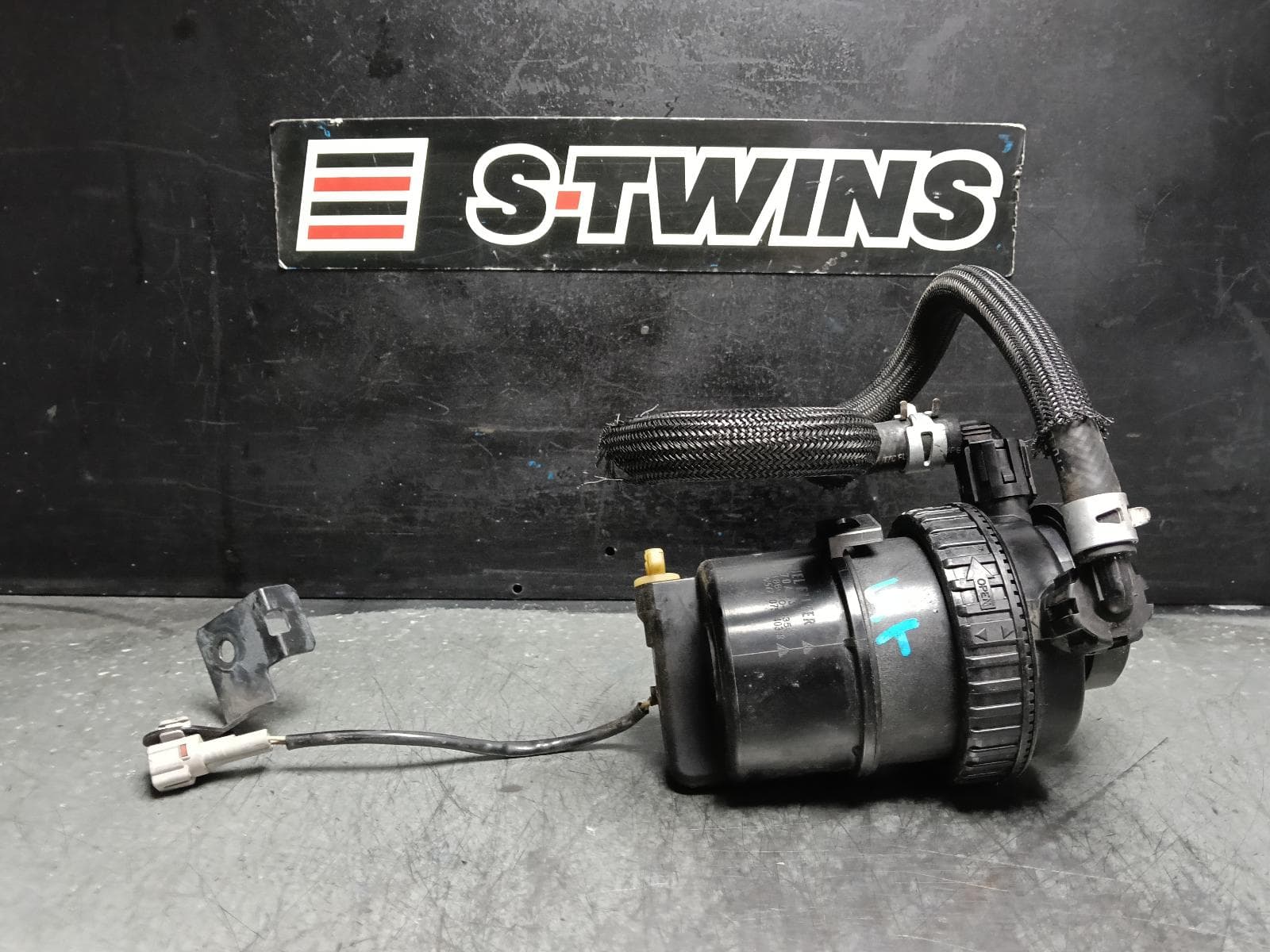 Used auto part listing image: 2015 MITSUBISHI TRITON FUEL FILTER HOUSING MQ-MR, HAND PRIMER PUMP ASSEMBLY, DIESEL, 2.4, 4N15, 03/15-10/23 0000407472
