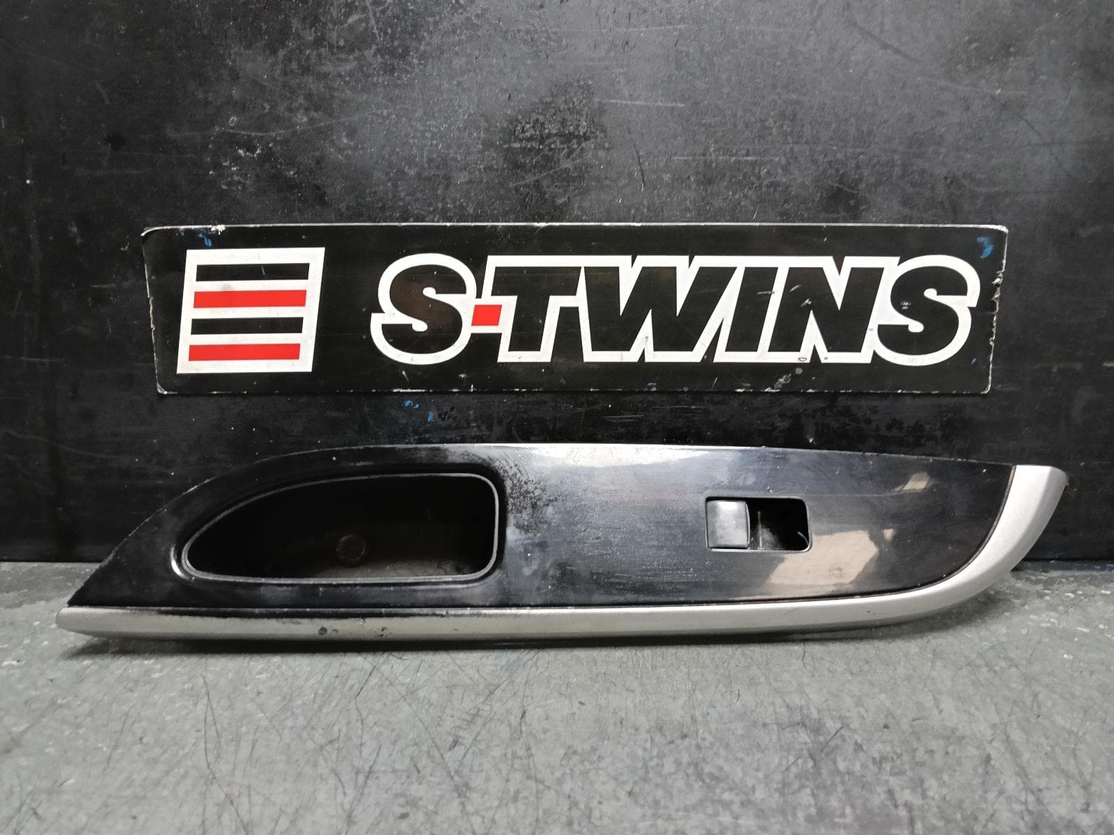 Used auto part listing image: 2015 MITSUBISHI TRITON PWR DR WIND SWITCH LH FRONT/LH REAR/RH REAR MQ-MR, 03/15-10/23 0000407480