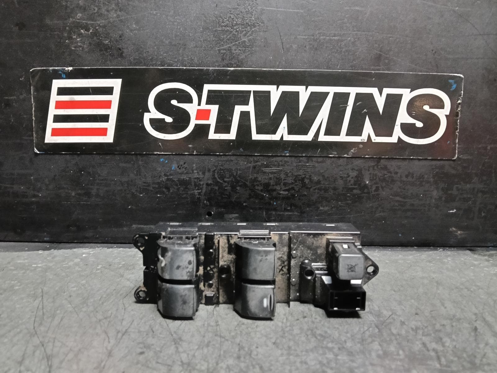 Used auto part listing image: 2015 MITSUBISHI TRITON PWR DR WIND SWITCH RH FRONT (MASTER SWITCH), 4 DOOR SWITCH TYPE, MQ-MR, 03/15-10/23 0000407481