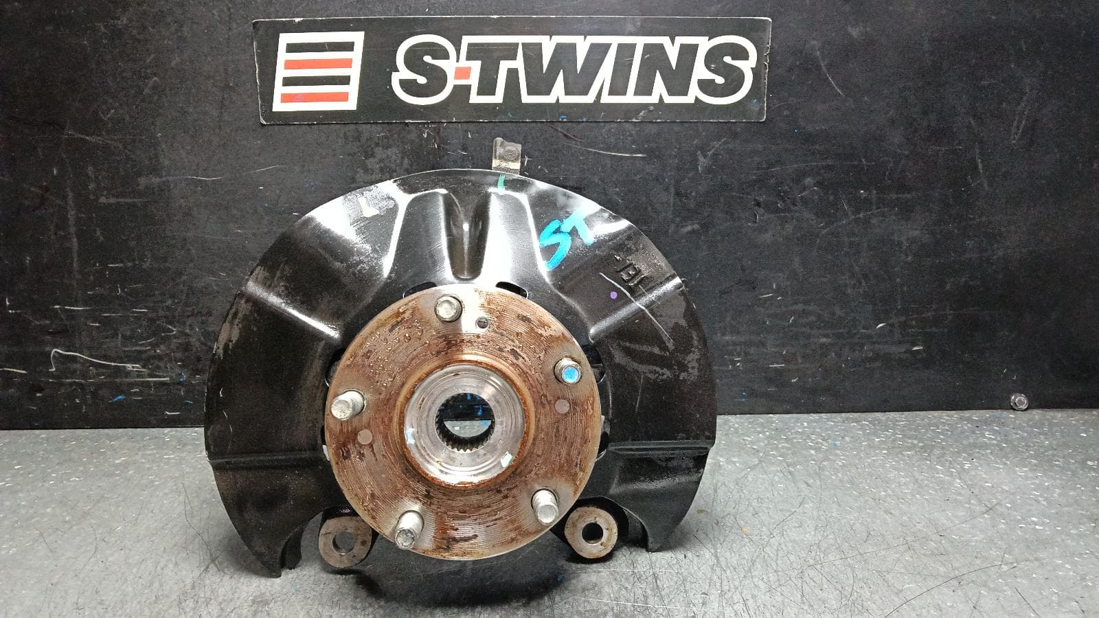 Used auto part listing image: 2018 HONDA CIVIC RIGHT FRONT HUB ASSEMBLY 10TH GEN, SEDAN/HATCH, 1.5, TURBO, 05/16-08/21 0000401849