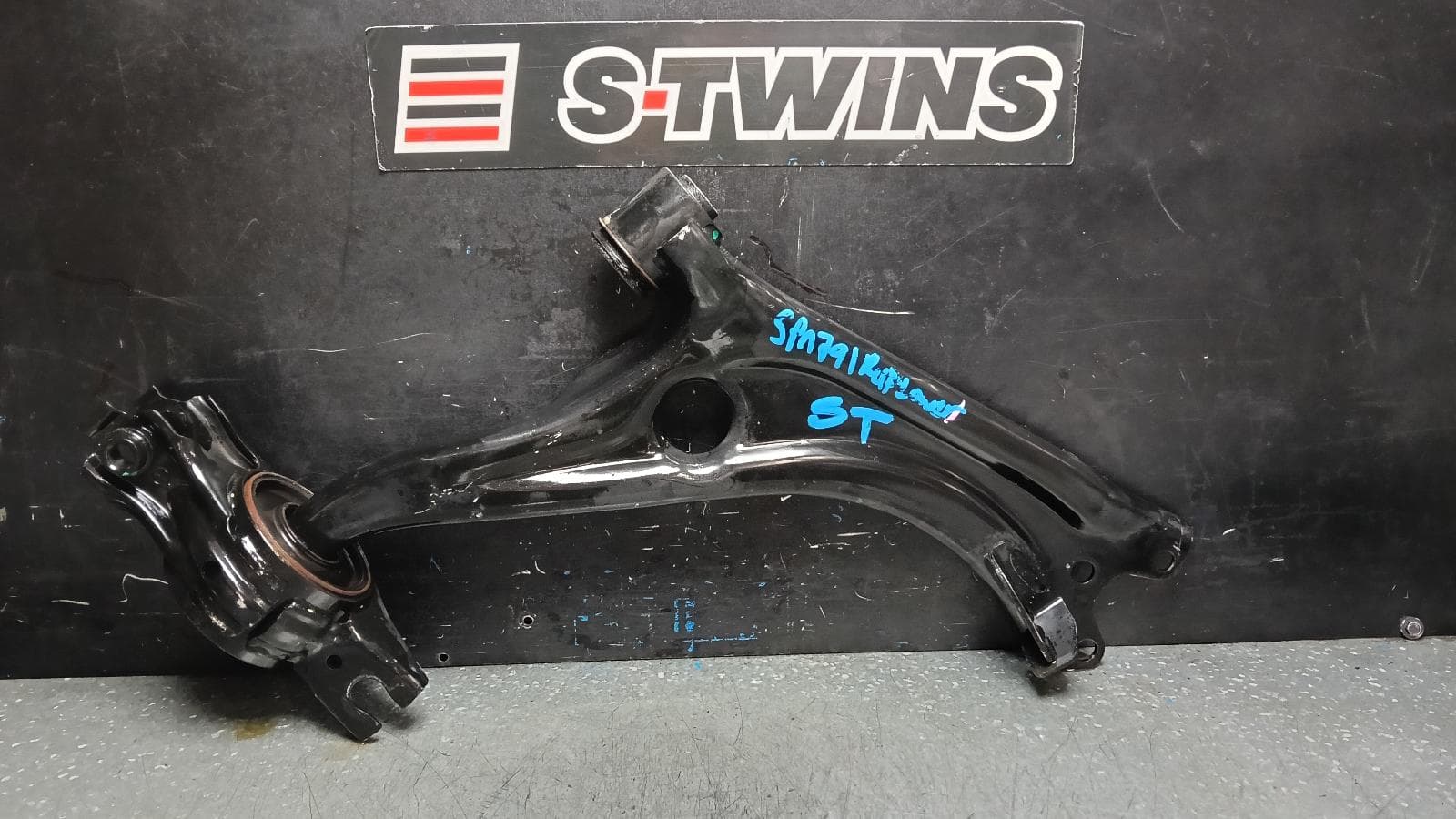 Used auto part listing image: 2018 HONDA CIVIC RIGHT FRONT LOWER CONTROL ARM 10TH GEN, SEDAN/HATCH, VTi-L/RS/VTi-LX, 05/16-08/21 0000401850