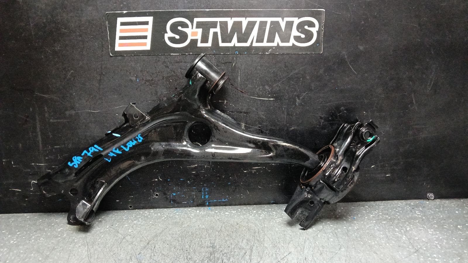 Used auto part listing image: 2018 HONDA CIVIC LEFT FRONT LOWER CONTROL ARM 10TH GEN, SEDAN/HATCH, VTi-L/RS/VTi-LX, 05/16-08/21 0000401852