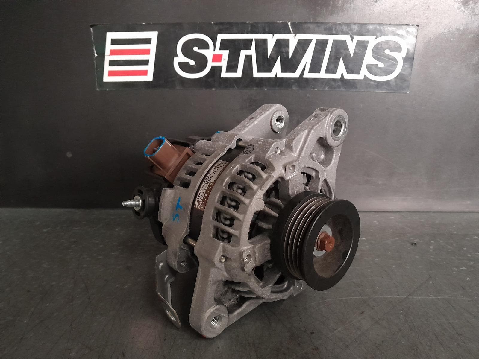 Used auto part listing image: 2019 TOYOTA YARIS ALTERNATOR 1.3, 2NZ, NCP13#, 09/14-01/20 0000332553