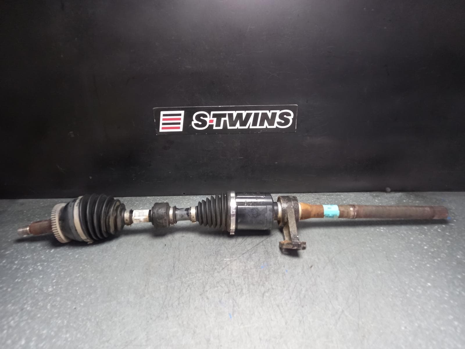 Used auto part listing image: 2013 KIA SORENTO RIGHT DRIVESHAFT FRONT, AUTO T/M, DIESEL, XM, 10/12-12/14 0000374271