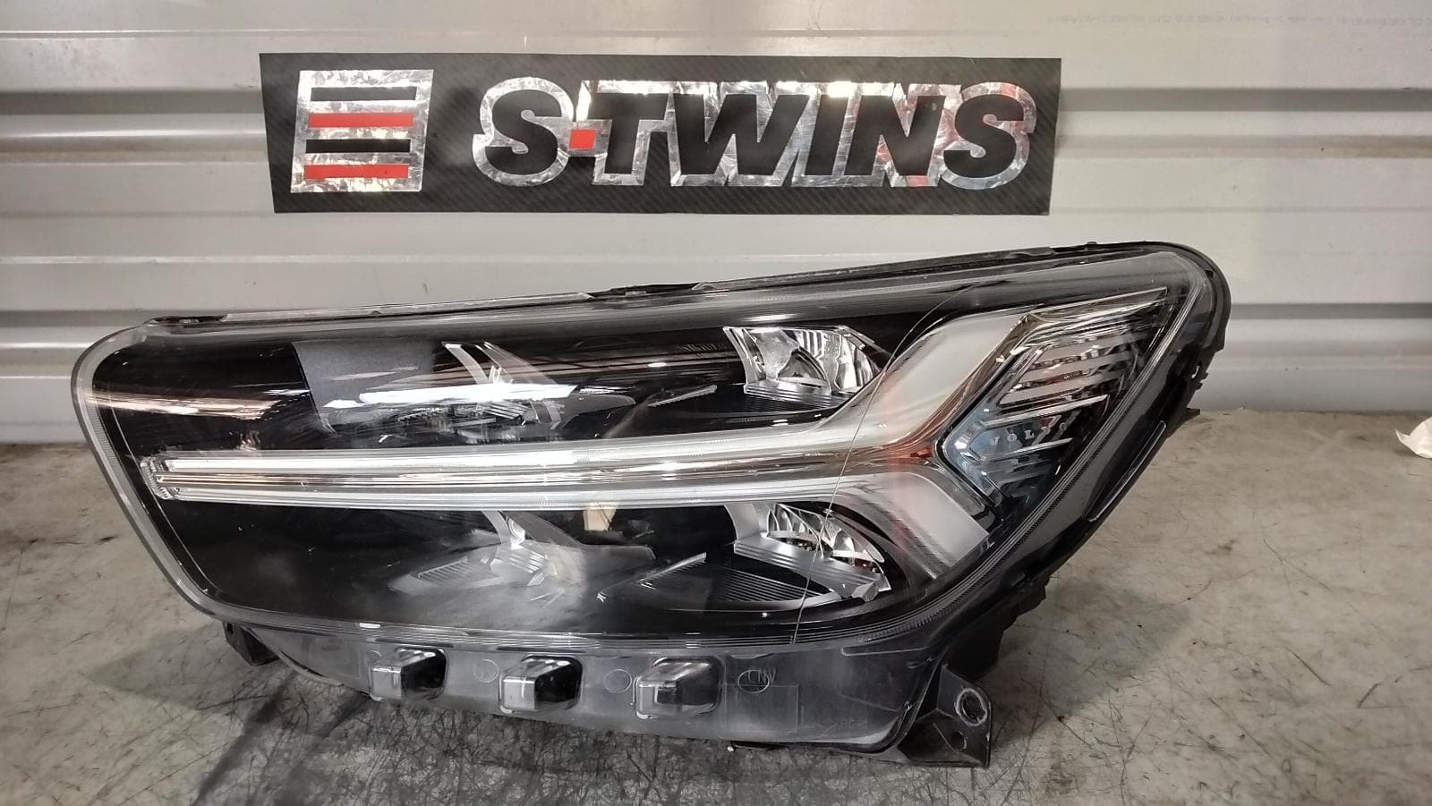 Used auto part listing image: 2020 VOLVO XC40 LEFT HEADLAMP W/ LED, ADAPTIVE TYPE, 02/18-05/22 0000384060