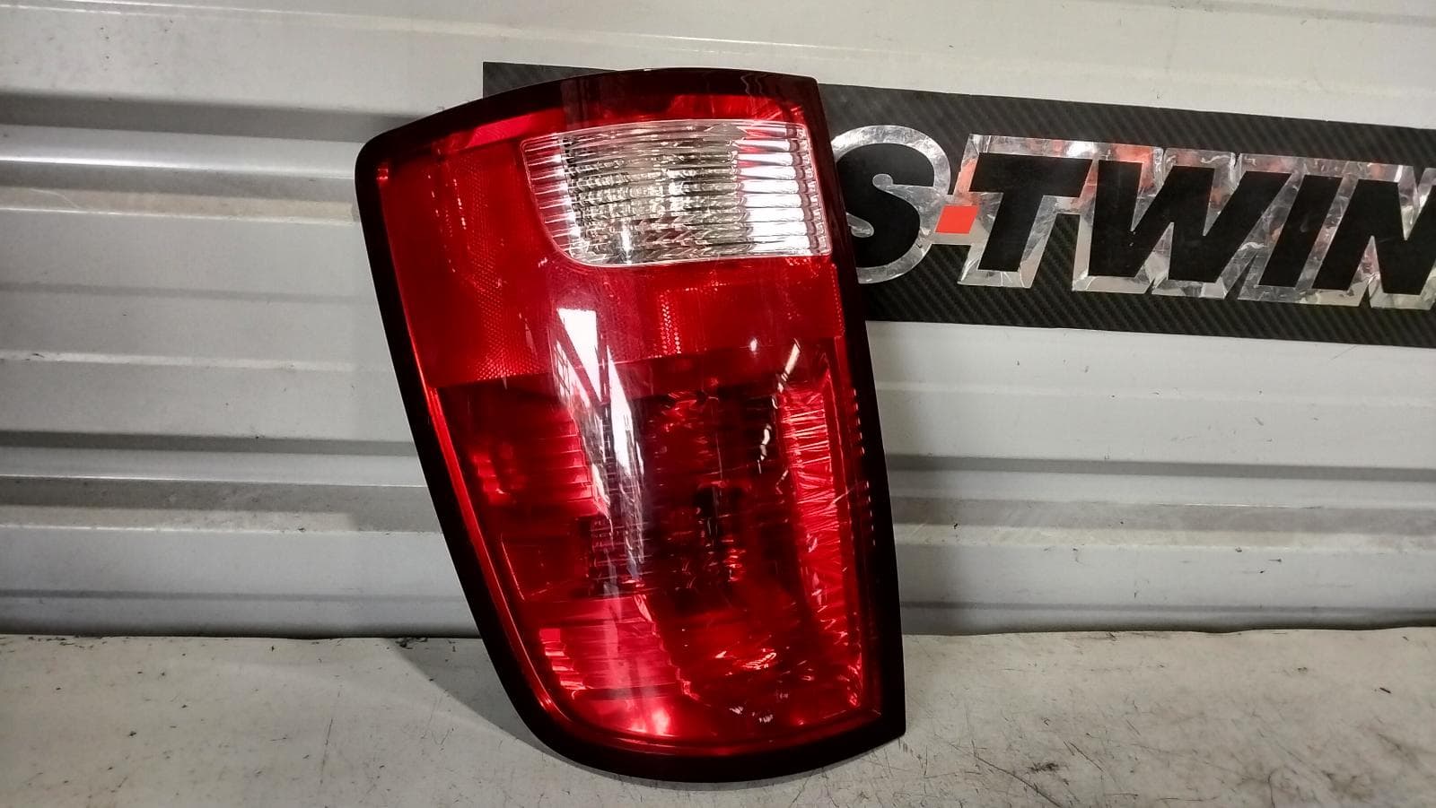 Used auto part listing image: 2021 RAM 1500 RIGHT TAILLIGHT DS, W/ HALOGEN, NON SMOKED LENS TYPE, 11/17-12/23 0000387362