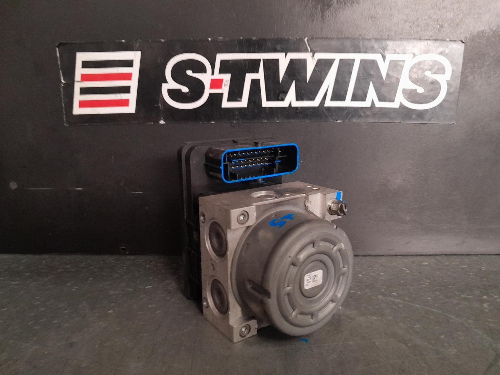 Used auto part listing image: 2014 MAZDA CX5 ABS PUMP MODULATOR P/N KJ02437A0, KE, 02/12-01/17 0000334484