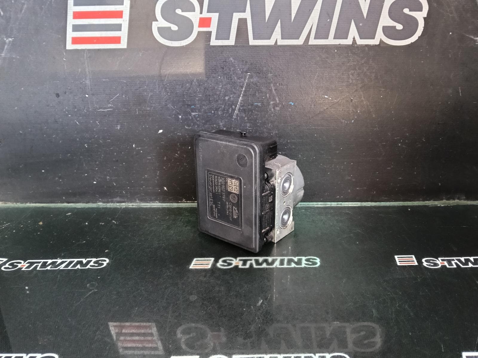 Used auto part listing image: 2015 VOLKSWAGEN GOLF ABS PUMP MODULATOR GEN 7, ON MOTOR P/N 3Q0614517F, 11/12-08/20 0000394788
