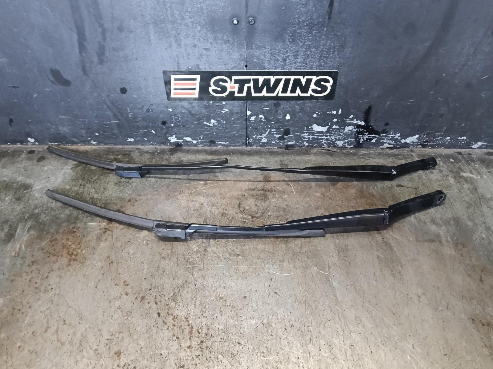 Used auto part listing image: 2015 VOLKSWAGEN GOLF WIPER ARM FRONT (PAIR), HATCH/WAGON, GEN 7, 11/12-08/20 0000394800
