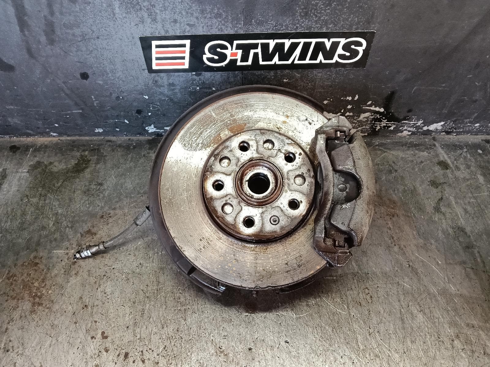 Used auto part listing image: 2015 VOLKSWAGEN GOLF RIGHT FRONT HUB ASSEMBLY GEN 7, EXCLUDING R/GTi/ALLTRACK, 11/12-03/17 0000394801