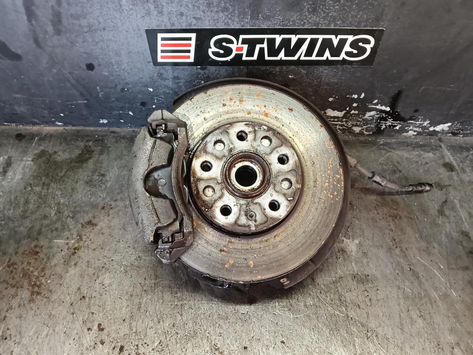 Used auto part listing image: 2015 VOLKSWAGEN GOLF LEFT FRONT HUB ASSEMBLY GEN 7, EXCLUDING R/GTi/ALLTRACK, 11/12-03/17 0000394802