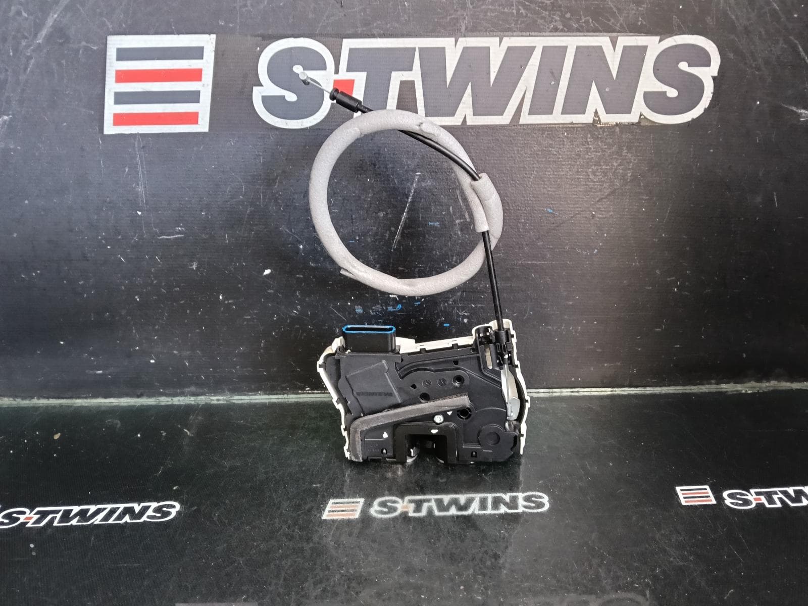 Used auto part listing image: 2018 MG ZS DOOR BOOT GATE LOCK LEFT FRONT DOOR LOCK, AZS1, 09/17- 0000393850