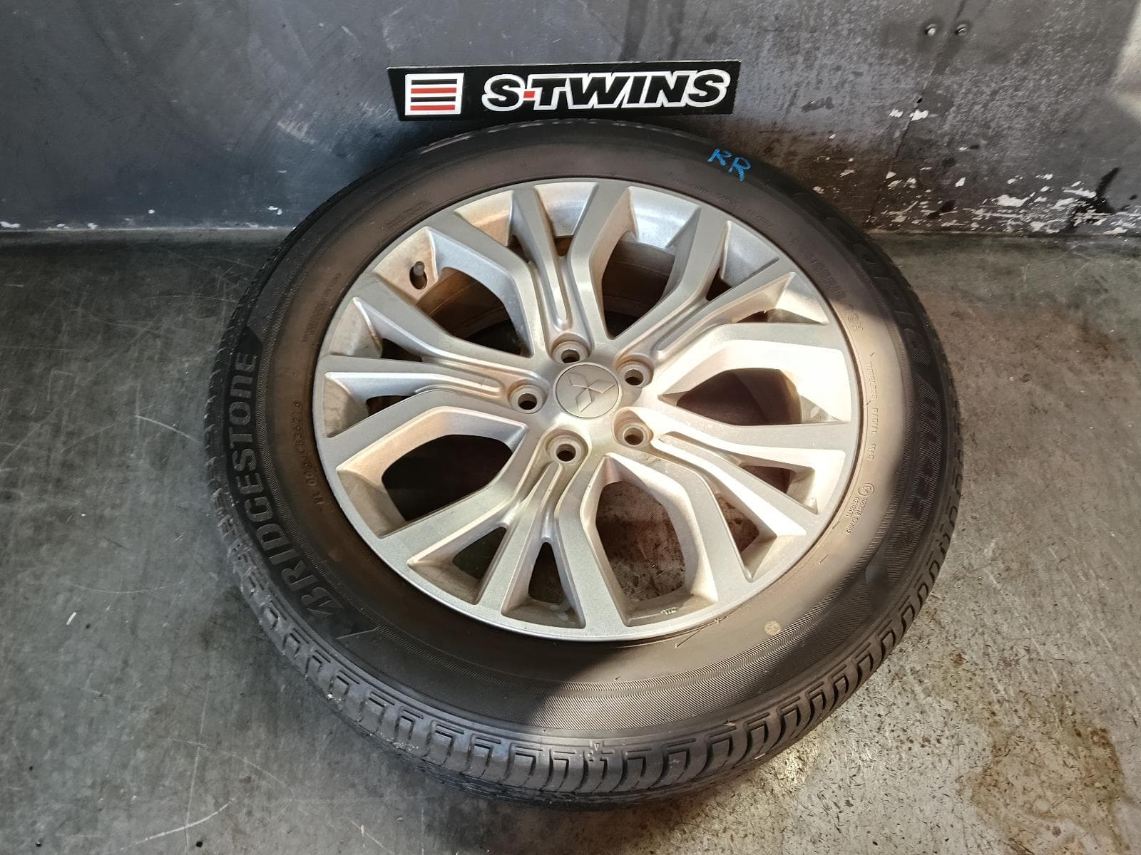 Used auto part listing image: 2021 MITSUBISHI ASX WHEEL MAG FACTORY, 18X7IN, W/ SILVER ACCENTS, XB-XD, 05/14-12/24 0000394570