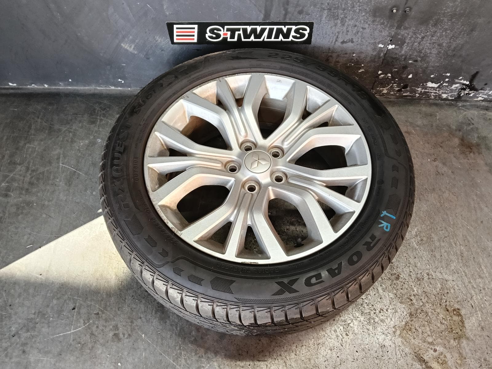 Used auto part listing image: 2021 MITSUBISHI ASX WHEEL MAG FACTORY, 18X7IN, W/ SILVER ACCENTS, XB-XD, 05/14-12/24 0000394572