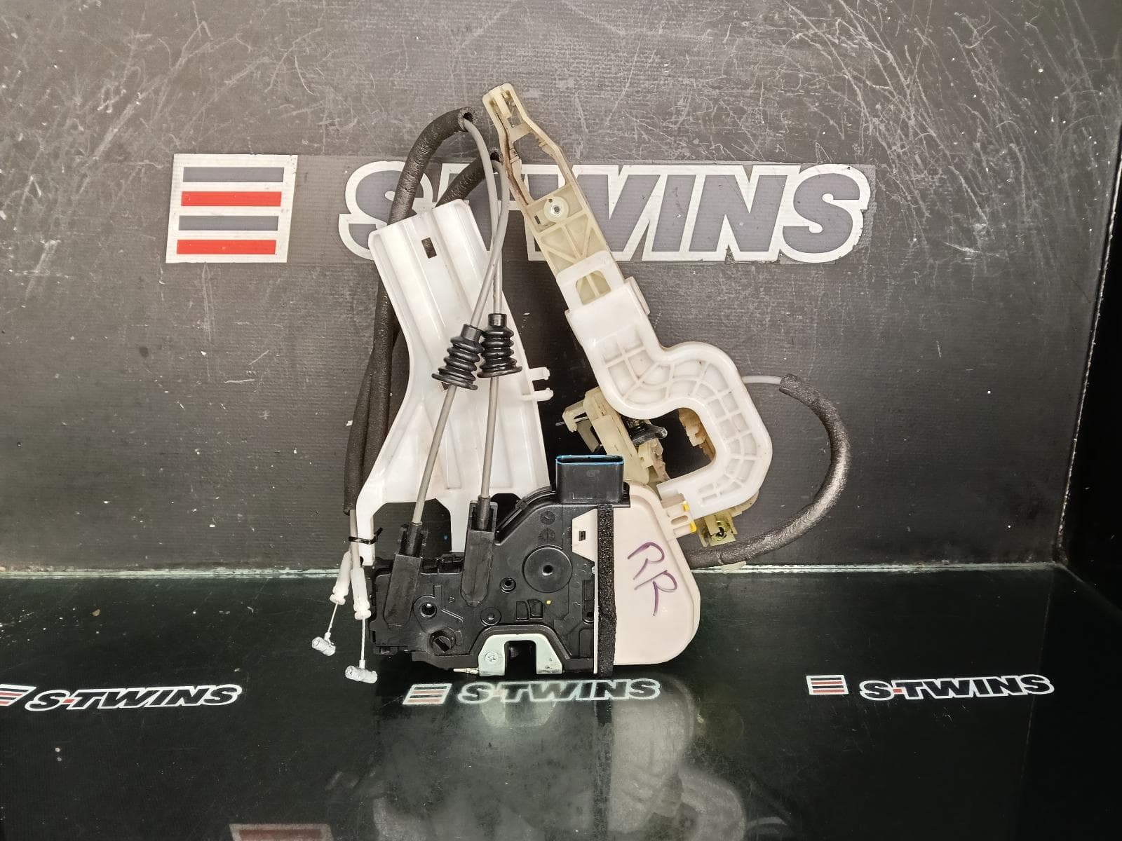 Used auto part listing image: 2014 HYUNDAI SANTA FE DOOR BOOT GATE LOCK RIGHT REAR DOOR LOCK, DM, 06/12-02/18 0000395388