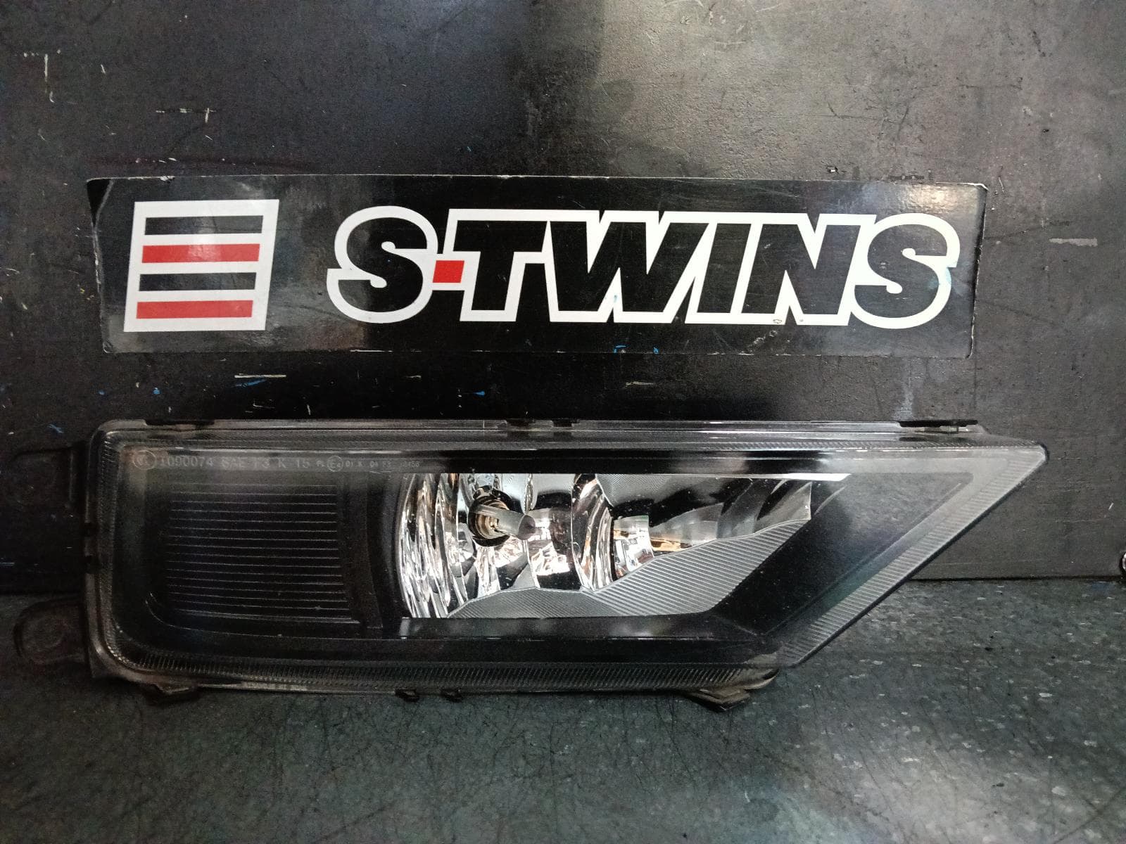 Used auto part listing image: 2018 VOLKSWAGEN TIGUAN RIGHT INDICATOR FOG SIDE BUMPER FOGLAMP, NON ALLSPACE, BLACK INSERT, 5NA, 06/16-05/21 0000394323