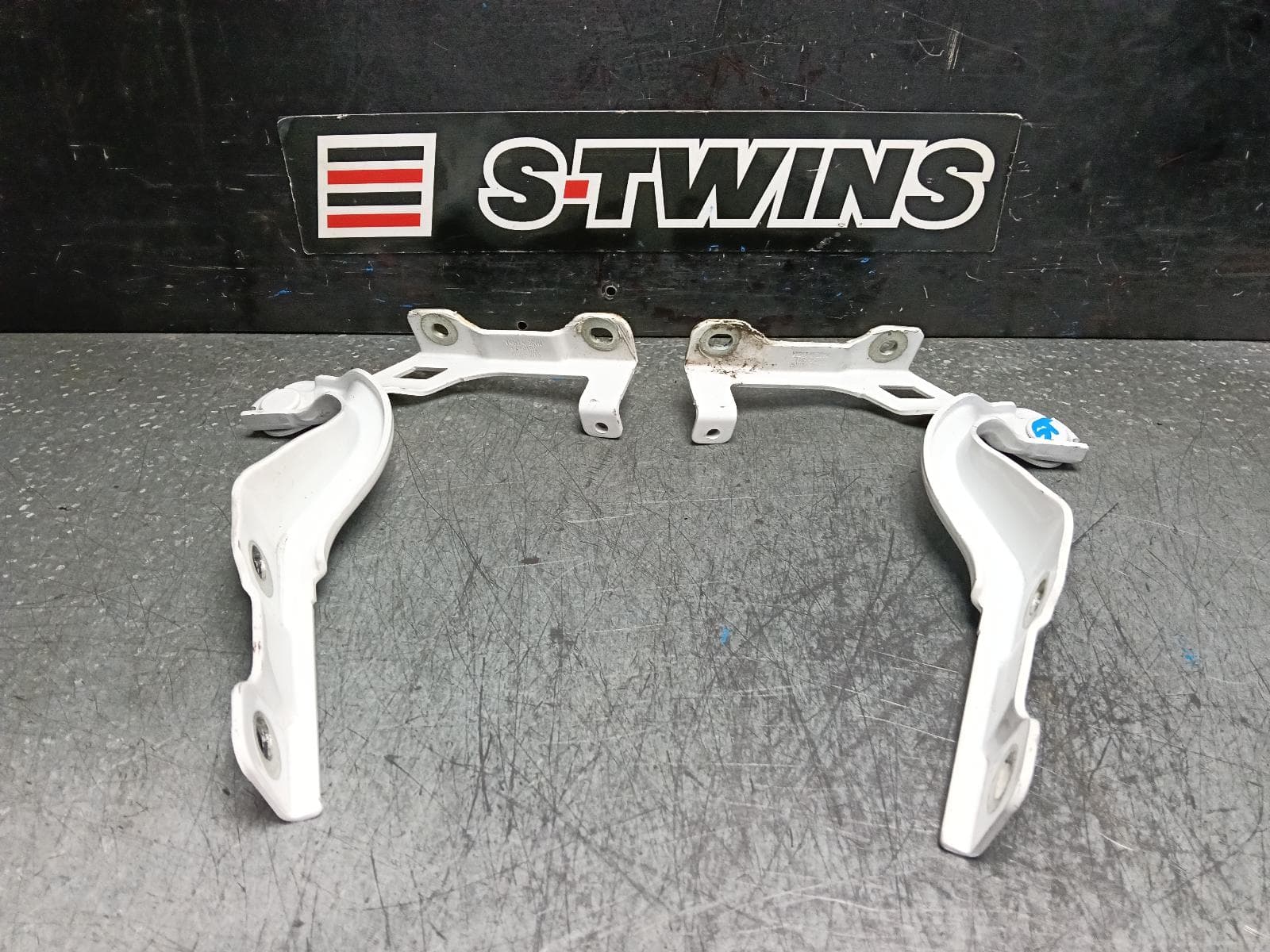 Used auto part listing image: 2023 MG ZS BONNET HINGE STRUT AZS1, HINGE (PAIR), 09/17- 0000396996