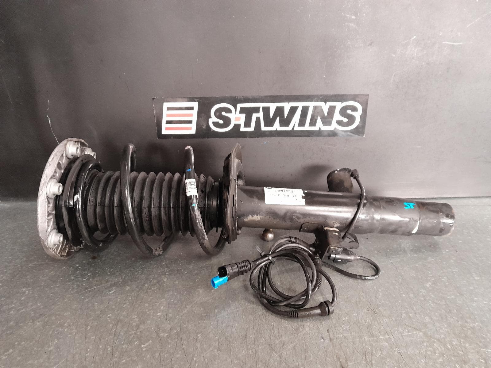 Used auto part listing image: 2016 BMW 3 SERIES LEFT FRONT STRUT F30/F31, STANDARD TYPE, B58, 340i, 07/15-05/19 0000317276
