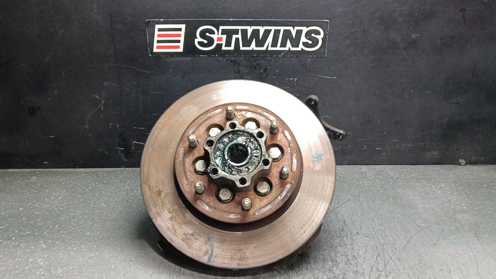 Used auto part listing image: 2015 HOLDEN COLORADO RIGHT FRONT HUB ASSEMBLY RG, 4WD, ABS TYPE, 01/12-06/16 0000399872