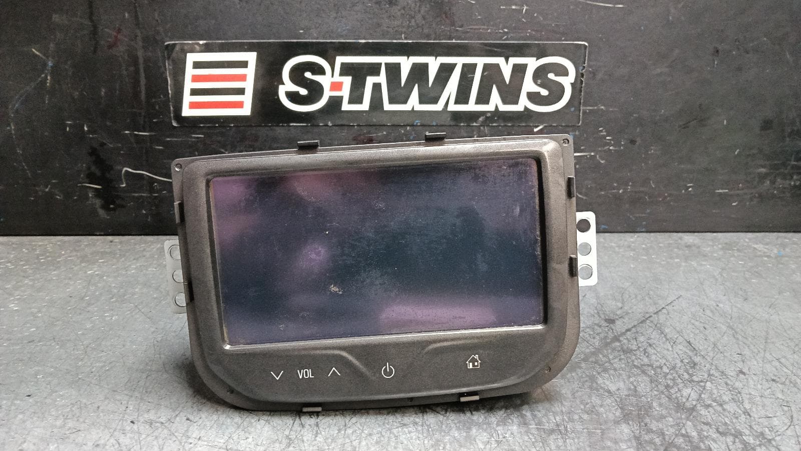 Used auto part listing image: 2015 HOLDEN COLORADO 7 INCH COLOUR TOUCHSCREEN, W/ BUTTONS ON BOTTOM, RG/RG 7, 10/13-06/16 0000399877