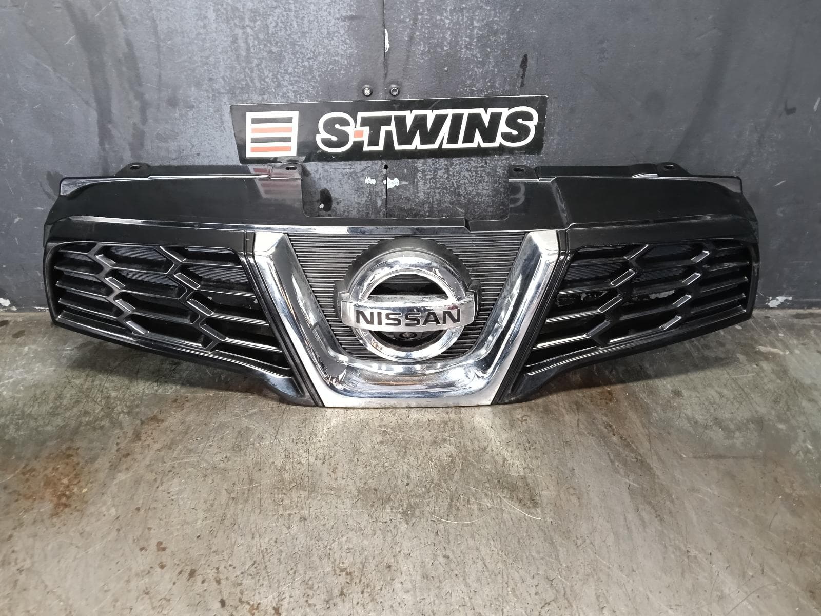 Used auto part listing image: 2012 NISSAN DUALIS GRILLE RADIATOR GRILLE, J10, W/ CAMERA TYPE, 04/10-05/14 0000394602