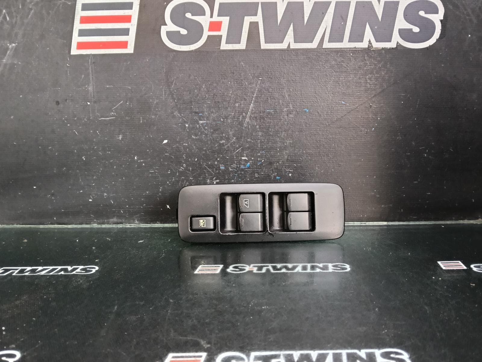 Used auto part listing image: 2012 NISSAN DUALIS PWR DR WIND SWITCH RH FRONT (MASTER SWITCH), J10, 10/07-05/14 0000394605