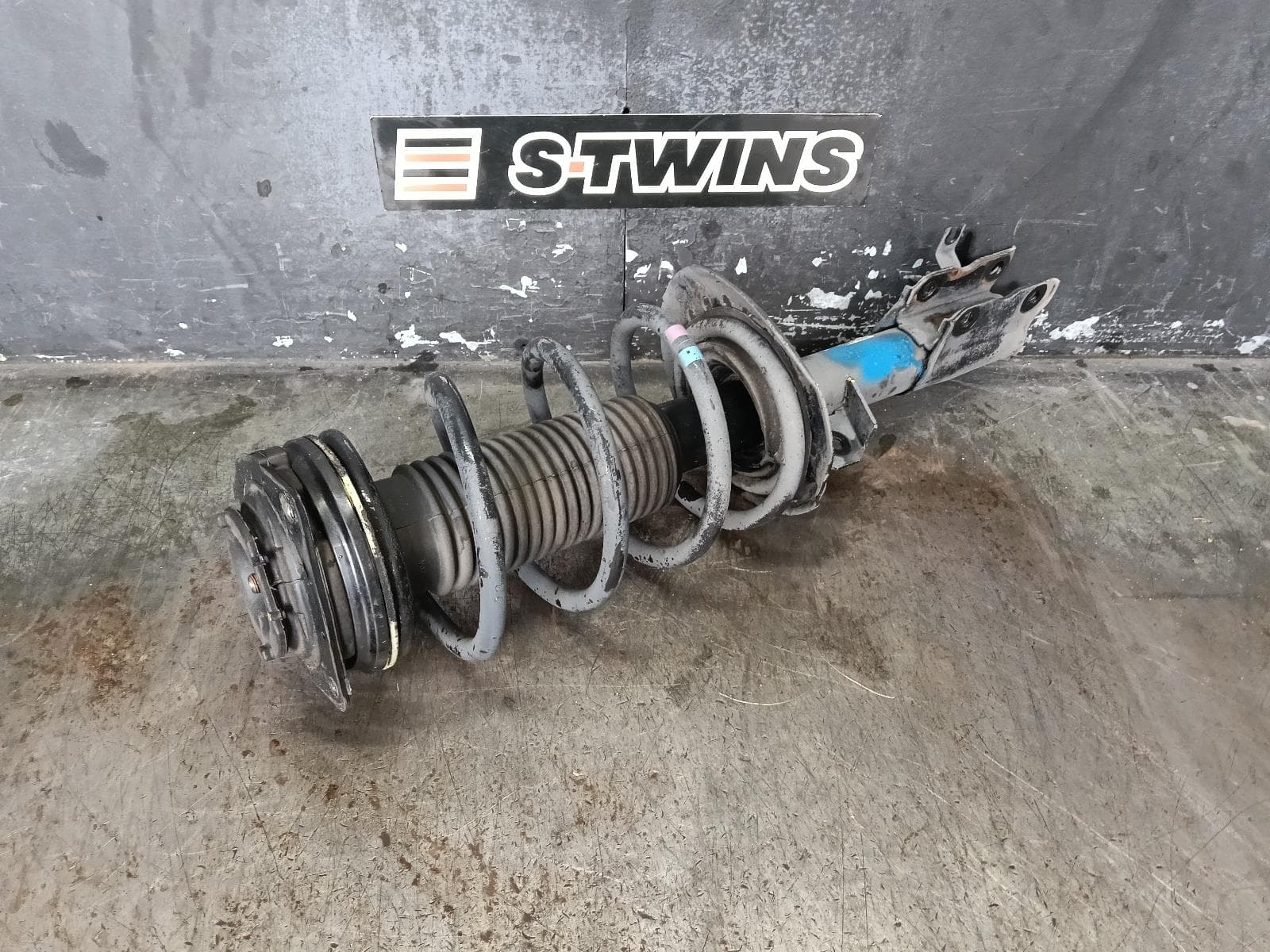 Used auto part listing image: 2012 NISSAN DUALIS RIGHT FRONT STRUT J10, 2WD TYPE, 10/07-05/14 0000394615