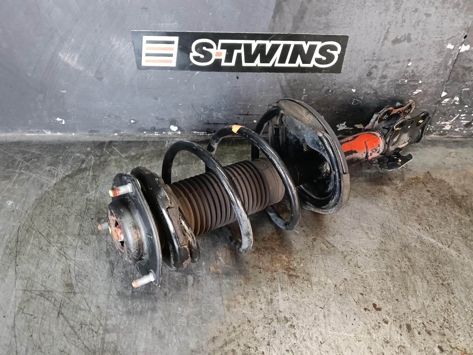 Used auto part listing image: 2009 TOYOTA CAMRY LEFT FRONT STRUT ACV40, 2.4, 2AZ-FE, 06/06-11/11 0000394545