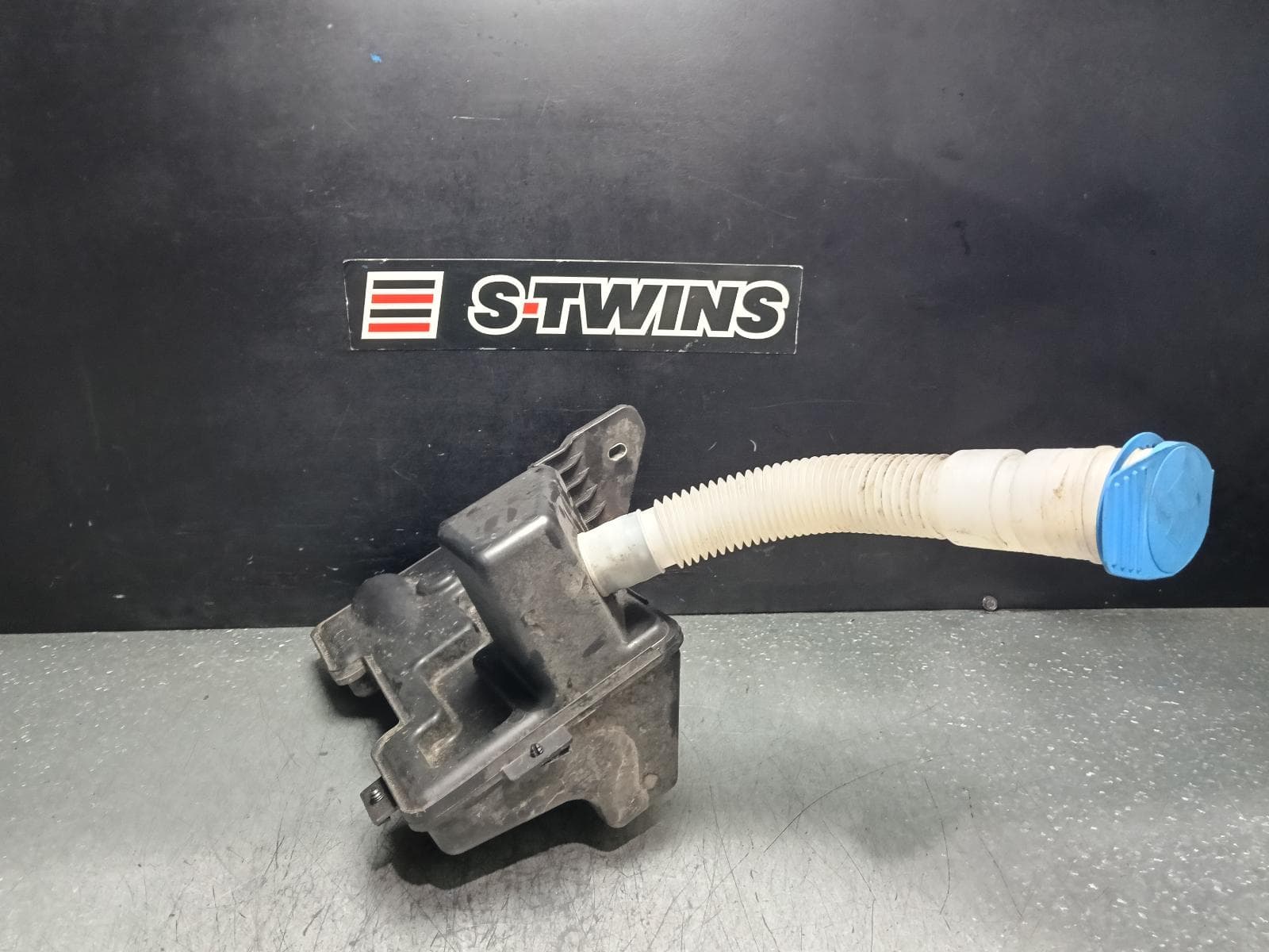 Used auto part listing image: 2015 VOLKSWAGEN TIGUAN WASHER BOTTLE 5N, NON H/LAMP WASHERS TYPE, 05/08-08/16 0000381665