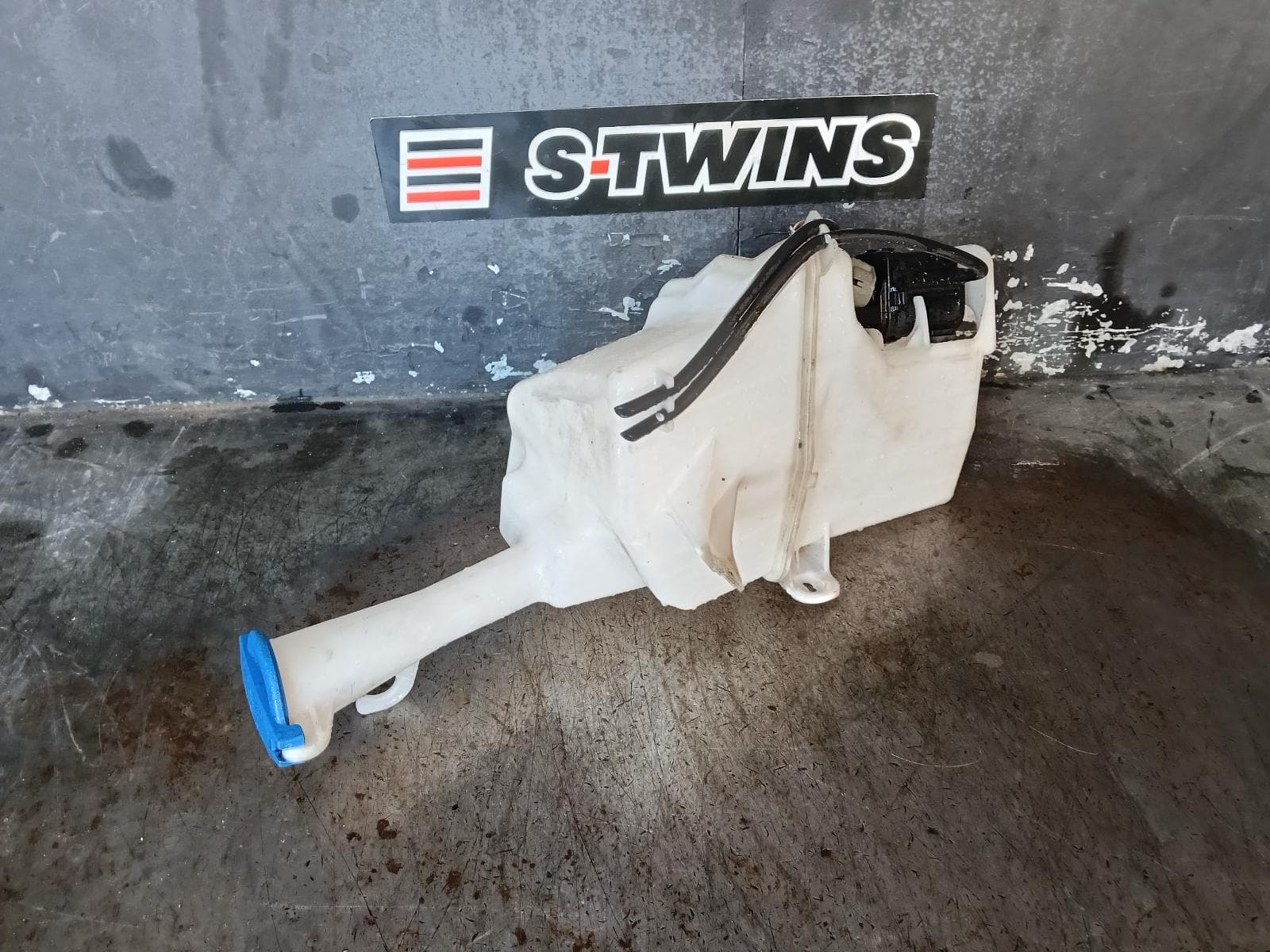 Used auto part listing image: 2021 KIA CERATO WASHER BOTTLE BD, HATCH, 09/18-09/24 0000395075