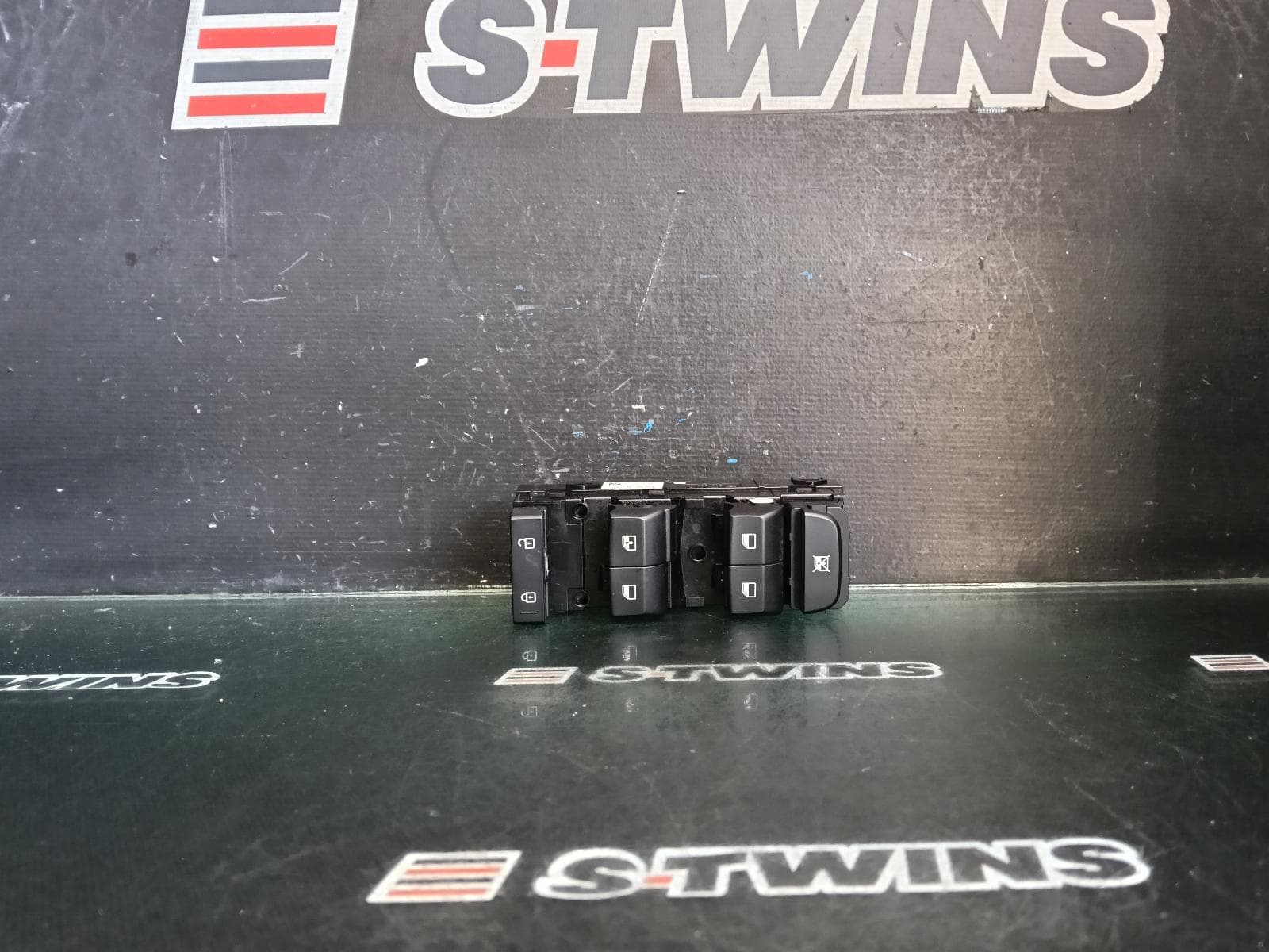 Used auto part listing image: 2021 KIA CERATO PWR DR WIND SWITCH RH FRONT (MASTER SWITCH), BD, SEDAN/HATCH, 04/18-09/24 0000394832