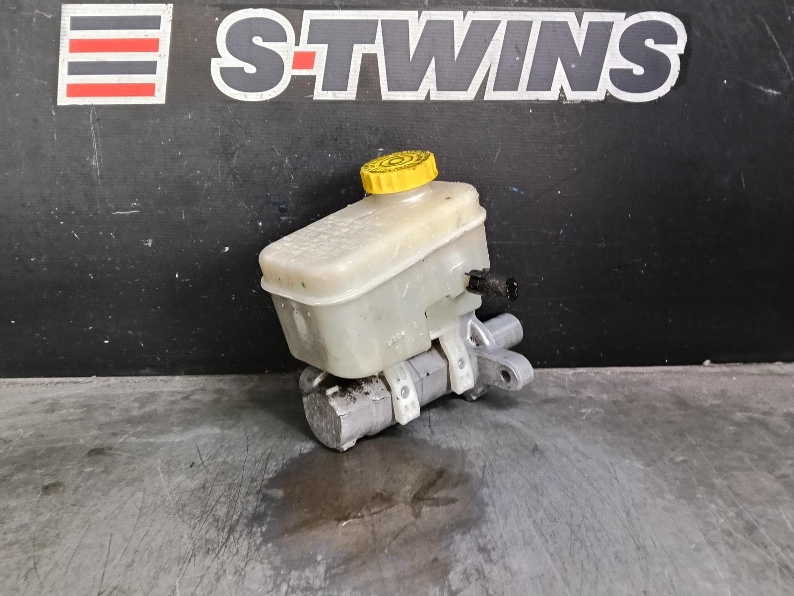Used auto part listing image: 2016 JEEP WRANGLER MASTER CYLINDER JK, 12/06-07/18 0000392277