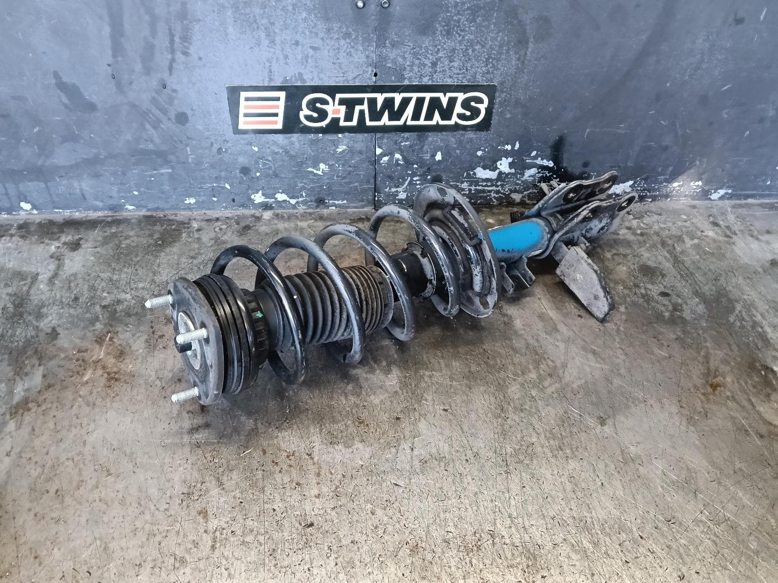Used auto part listing image: 2018 MAZDA CX5 RIGHT FRONT STRUT KF, 02/17-03/26 0000395572
