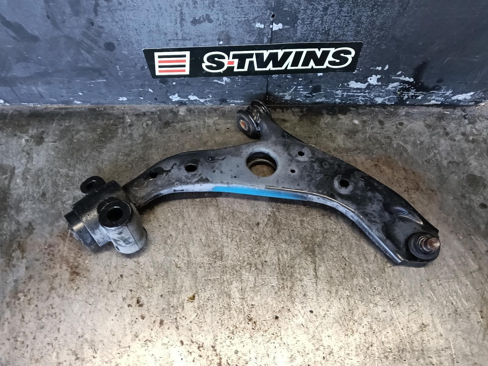 Used auto part listing image: 2018 MAZDA CX5 RIGHT FRONT LOWER CONTROL ARM KF, 4WD, 02/17- 0000395573