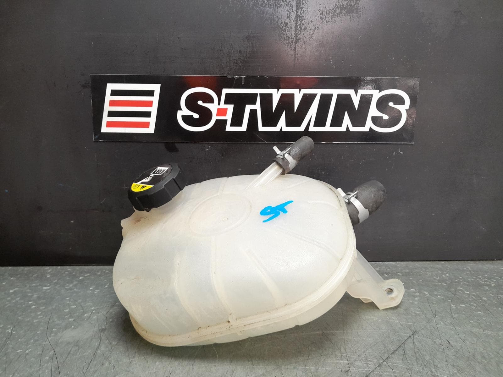 Used auto part listing image: 2018 HYUNDAI KONA OVERFLOW BOTTLE OS, 09/17-07/23 0000358065