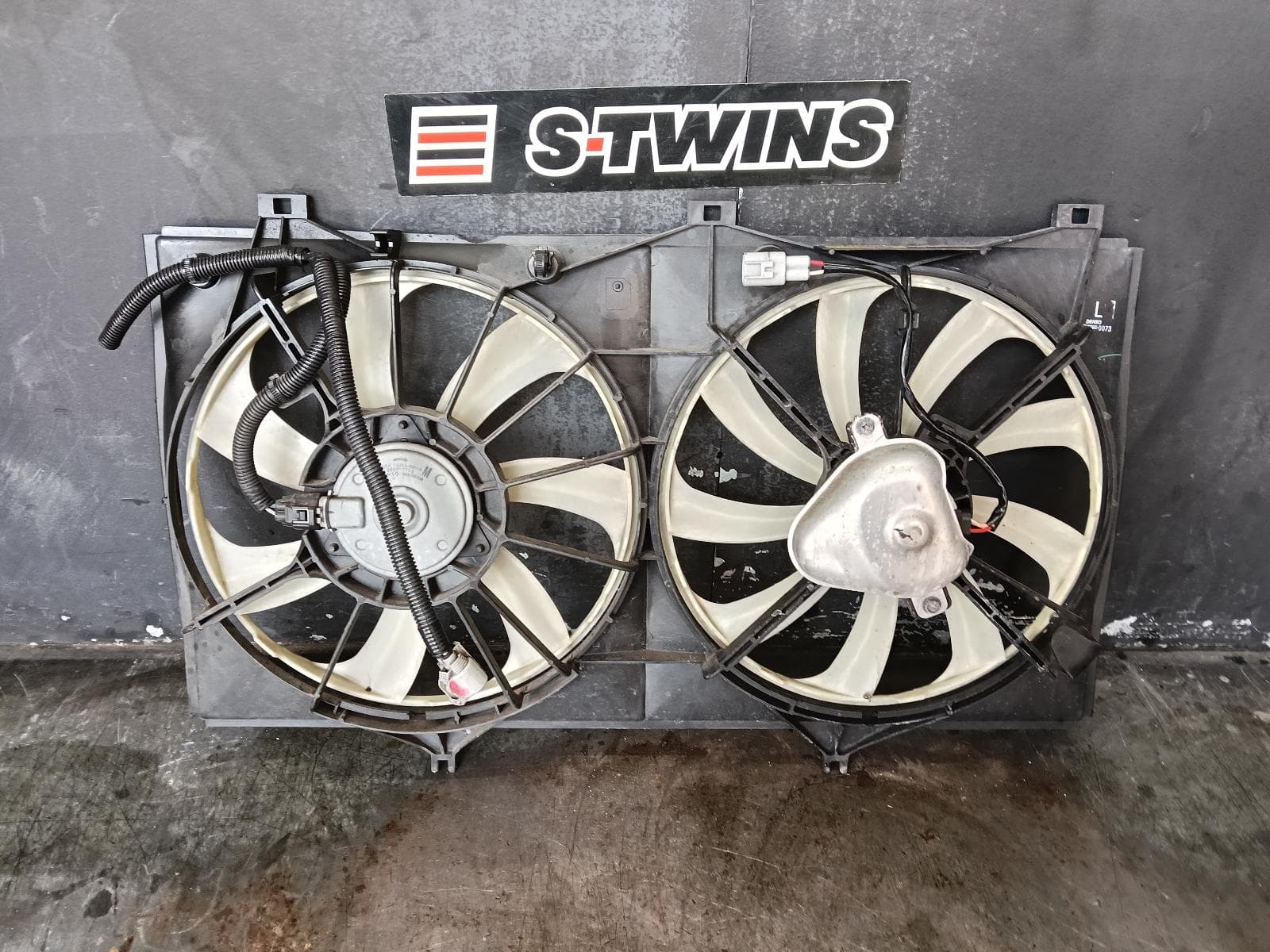 Used auto part listing image: 2009 TOYOTA CAMRY FAN DUAL FAN ASSY, 2.4, ACV40, SHROUD AND FANS, 06/06-11/11 0000394522