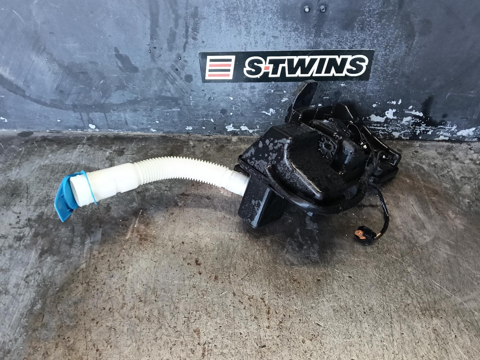Used auto part listing image: 2014 VOLKSWAGEN TIGUAN WASHER BOTTLE 5N, NON H/LAMP WASHERS TYPE, 05/08-08/16 0000395595