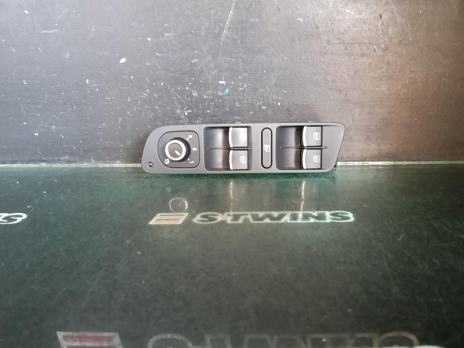Used auto part listing image: 2014 VOLKSWAGEN TIGUAN PWR DR WIND SWITCH RH FRONT (MASTER SWITCH), W/ CHROME ON SWITCHES TYPE, 5N, 06/10-08/16 0000395539