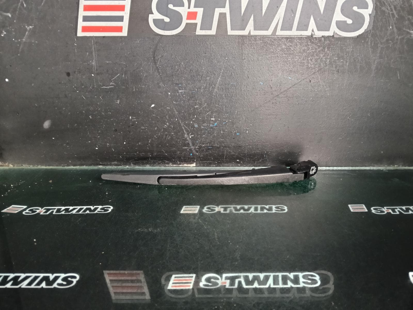 Used auto part listing image: 2018 HONDA HRV WIPER ARM RU, TAILGATE, 12/14-10/21 0000395345