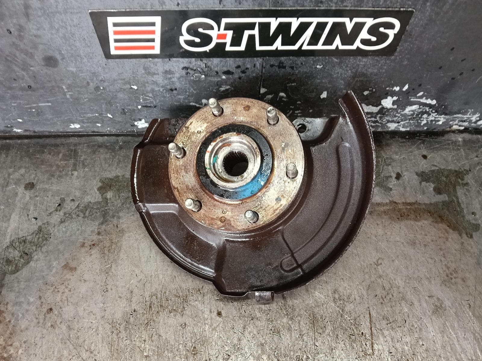 Used auto part listing image: 2016 MITSUBISHI TRITON RIGHT FRONT HUB ASSEMBLY ML-MN-MQ, 4WD, ABS TYPE, 07/06-10/18 0000396480