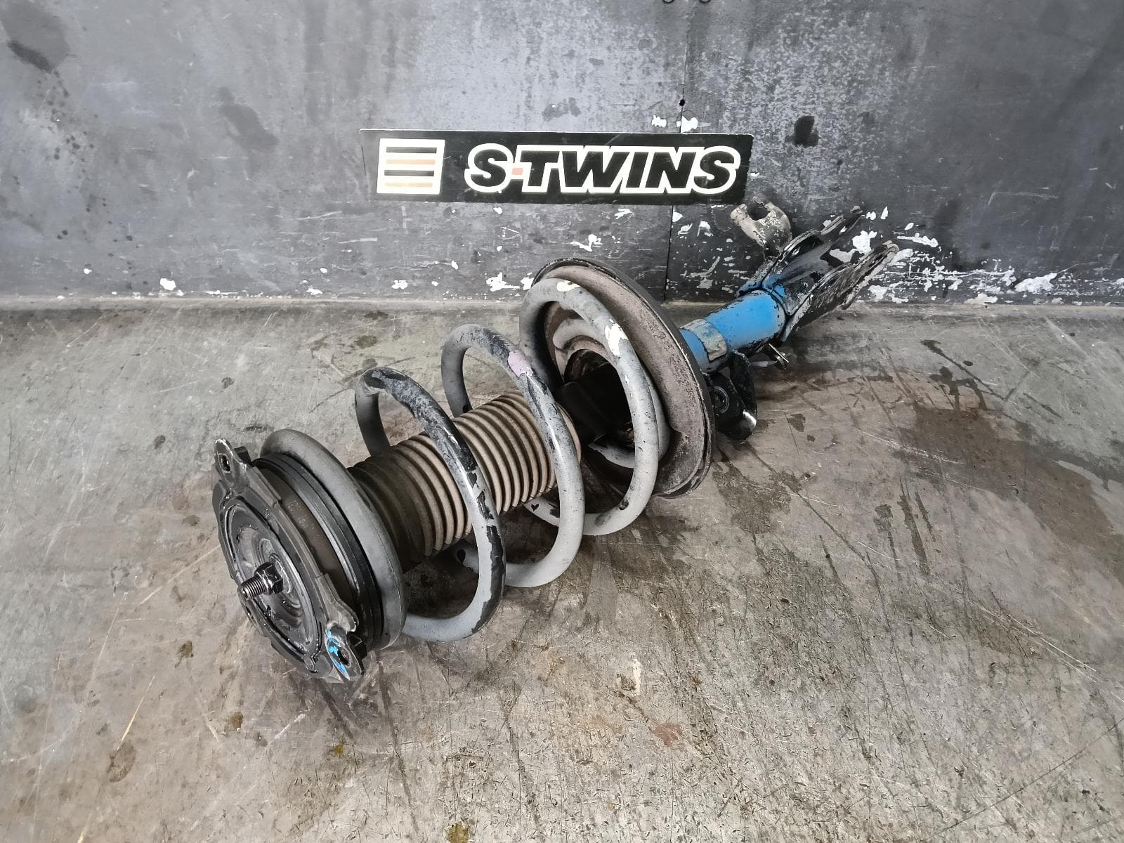 Used auto part listing image: 2019 NISSAN PATHFINDER RIGHT FRONT STRUT R52, 06/13-04/21 0000396778