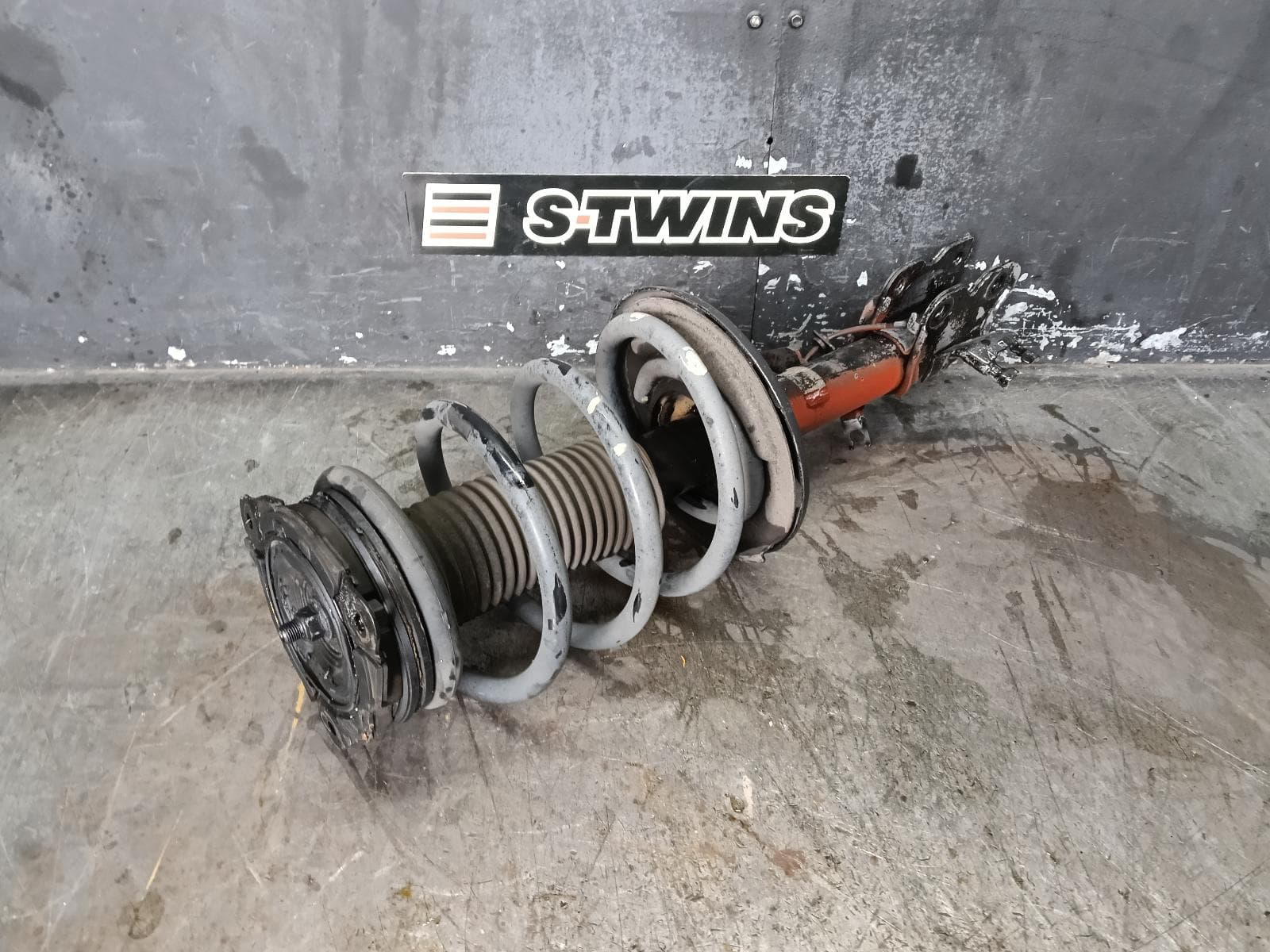 Used auto part listing image: 2019 NISSAN PATHFINDER LEFT FRONT STRUT R52, 06/13-04/21 0000396777