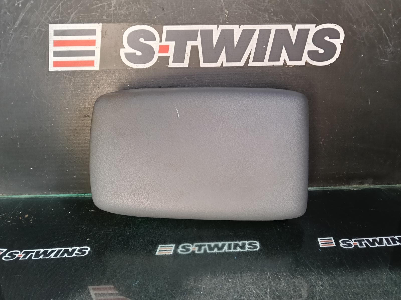 Used auto part listing image: 2014 FORD RANGER CONSOLE PX, LID ONLY (CENTRE CONSOLE MOUNTED), PLASTIC, GREY, 06/11-04/22 0000404800