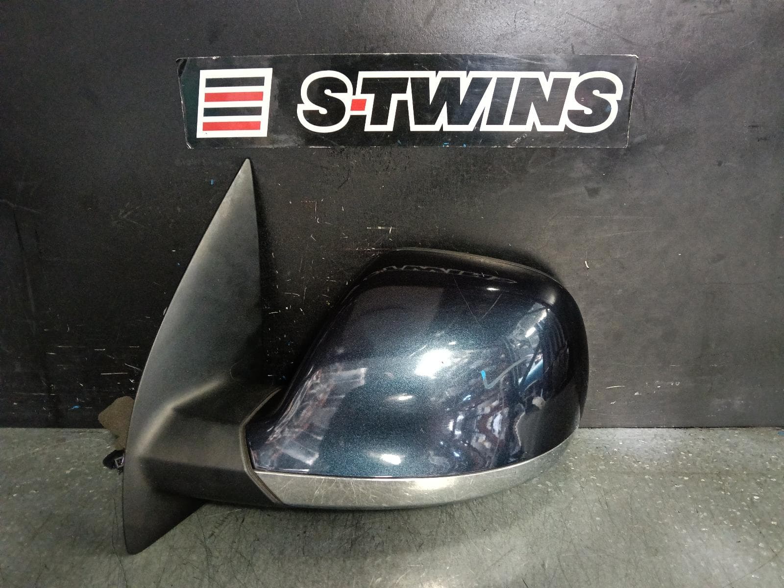 Used auto part listing image: 2018 VOLKSWAGEN AMAROK LEFT DOOR MIRROR 2H, MANUAL FOLD, PARTIAL COLOUR CODED/CHROME, 10 PIN TYPE, 07/13-09/22 0000394941