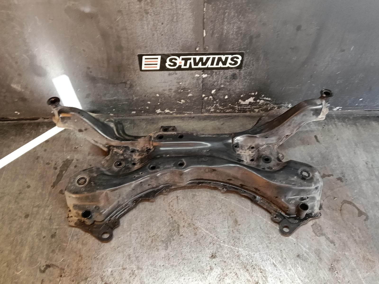 Used auto part listing image: 2015 TOYOTA RAV4 FRT XMEMBER CRADLE XA40, FRONT ENGINE CROSSMEMBER, 12/12-12/18 0000399657