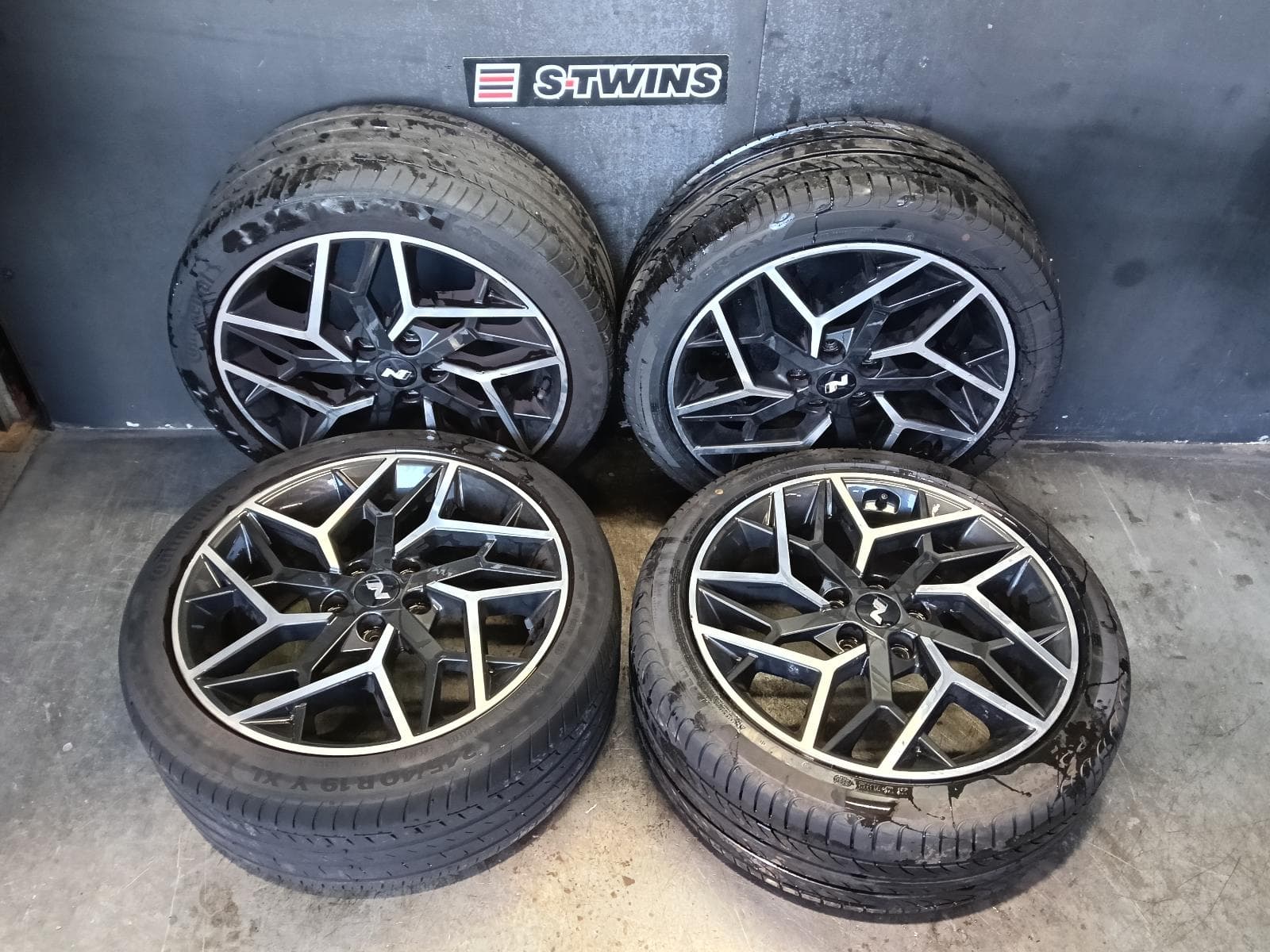 Used auto part listing image: 2021 HYUNDAI SONATA WHEEL MAG FACTORY, 19X8IN, 10 Y SPOKE, BI-COLOUR, DN8, 04/20-03/23 0000395208